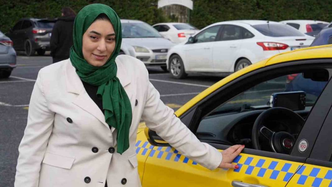 Taksiye ödediği ücret fazla gelince taksi şoförü oldu: Nazlı Bülbül ekmeğini direksiyon sallayarak kazanıyor 1